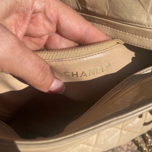 CHANEL Beige Quilted Shoulder Bag with Gold Chain - Picture 10 of 16